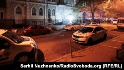 Вибух у центрі Києва на вулиці Пушкінській стався близько 23:00. Внаслідок цього дві людини загинули, одна – поранена