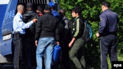 Migranti uhapšeni kod železničke stanice u Skoplju, maj 2015.