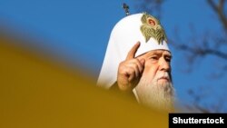 Patriarhul Filaret al Bisericii Orthodox din Kiev conducând slujba în fața catedralei Volodîmîski, 11 oct., 2018