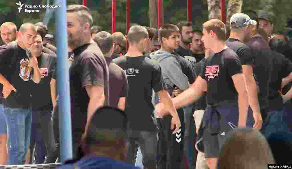МАКЕДОНИЈА - Навивачката група на спортскиот клуб Вардар - Комити се собраа пред западната трибина на градскиот стадион во Скопје во чест на нивниот член Никола Саздовски кој почина од последиците на претепувањето од страна на три лица во Автокоманда на 29 јуни. МВР соопшти дека случајот е експресно расчистен, дека две лица се во притвор, по едно се трага. Случајот, кој предизвика големи реакции во јавноста е во надлежност на Јавното Обвинителство.
