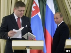Роберт Фицо и Владимир Путин (на тот момент оба в ранге премьер-министров своих стран) после переговоров в Москве 16 ноября 2009 года