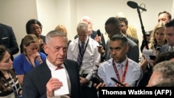 Міністр оборони США Джеймс Меттіс (у центрі) спілкується із журналістами, вересень 2018 року