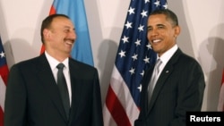 Arxiv fotosu: ABŞ prezidenti Barack Obama (sağda) Azərbaycan Presidenti İlham Əliyevlə Nyu-Yorkda görüş zamanı. 24 sentyabr 2010