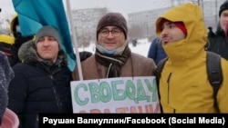 
Раушан Валиуллин (в центре) на митинге в Набережных Челнах 23 января