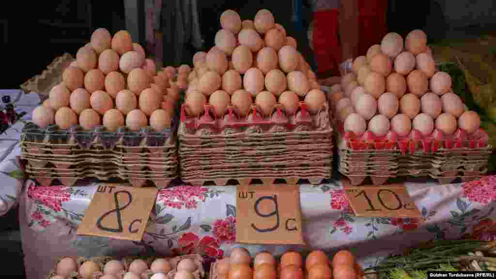 Былтыр 6-7 сомдон сатылган жумуртка 2021-жылдын башында 9-10 сомго чыкты.&nbsp;