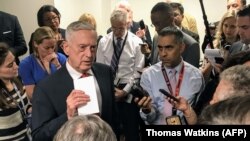 ԱՄՆ պաշտպանության նախարար Ջեյմս Մաթիսը Պենտագոնում զրուցում է լրագրողների հետ, 24-ը սեպտեմբերի, 2018թ․