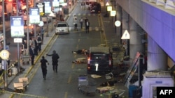 حداقل دو انفجار از سه انفجار انتحاری در نزدیکی درب خروجی فرودگاه و در نزدیکی ایستگاه تاکسی و پارکینگ صورت گرفته