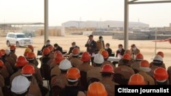 Қашқадарё вилояти расмийларининг “Uzbekistan GTL” заводини қураётган маҳаллий ишчилар билан учрашуви, 