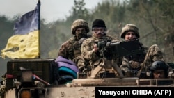 Українські військові їдуть біля міста Лиману на Донеччині, 6 жовтня 2022 року