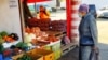 Крымчане на рынке «Привоз» в Симферополе. Иллюстрационное фото