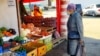 Пожилая крымчанка на рынке «Привоз» в Симферополе. Иллюстрационное фото