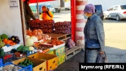 Пожилая крымчанка на рынке «Привоз» в Симферополе. Иллюстрационное фото