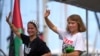 Švedska klimatska aktivistica Greta Thunberg maše s broda koji sudjeluje u civilnoj flotili na putu za Gazu, u Barceloni, Španija, u nedjelju, 31. avgusta 2025.<br><br>"Ovdje je priča o Palestini. Priča govori o tome kako se ljudima namjerno uskraćuju osnovna sredstva za preživljavanje", rekla je švedska aktivistica Greta Thunberg na konferenciji za novinare. <br><br>Ovo nije prvi put da Thunberg pokušava doći do voda Gaze ove godine. Izrael ju je deportovao u junu kada je brod Madleen, kojim je putovala sa još 11 ljudi, zaustavila izraelska vojska.