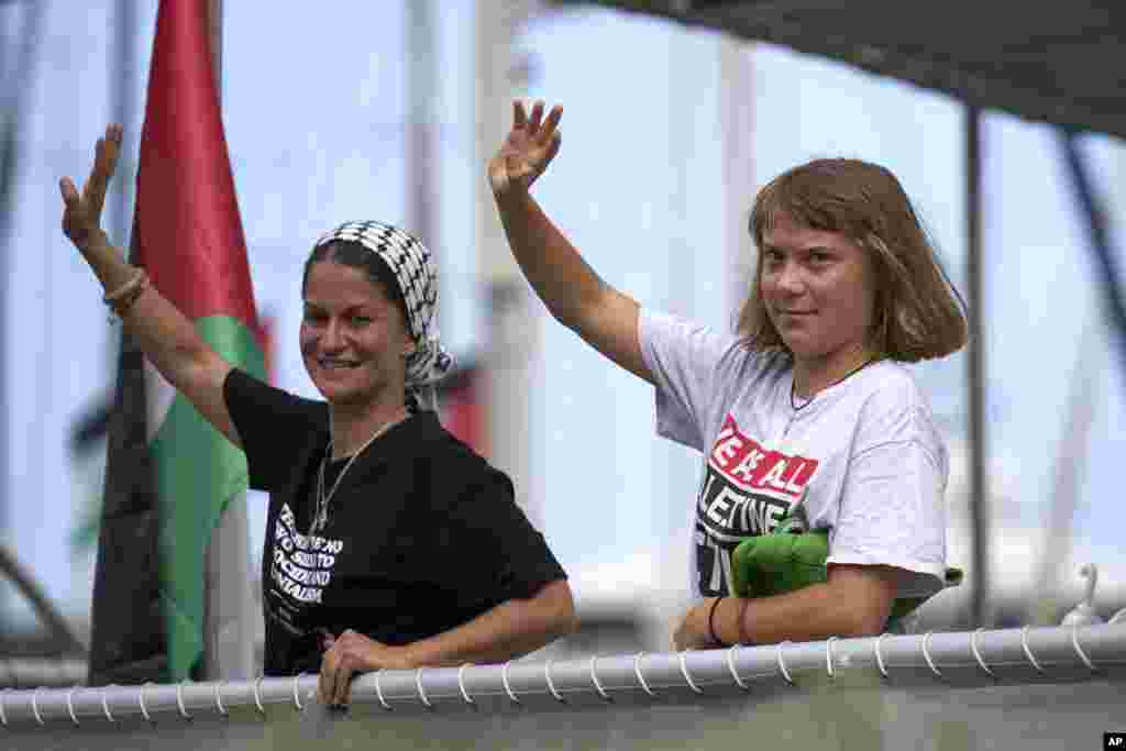 Švedska klimatska aktivistica Greta Thunberg maše s broda koji sudjeluje u civilnoj flotili na putu za Gazu, u Barceloni, Španija, u nedjelju, 31. avgusta 2025."Ovdje je priča o Palestini. Priča govori o tome kako se ljudima namjerno uskraćuju osnovna sredstva za preživljavanje", rekla je švedska aktivistica Greta Thunberg na konferenciji za novinare. Ovo nije prvi put da Thunberg pokušava doći do voda Gaze ove godine. Izrael ju je deportovao u junu kada je brod Madleen, kojim je putovala sa još 11 ljudi, zaustavila izraelska vojska.