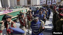 Gruparea Houthi participă la un cortegiu funerar militar pentru luptătorii uciși în loviturile conduse de SUA, în capitala Yemenului, Sanaa.17 ianuarie 2024.