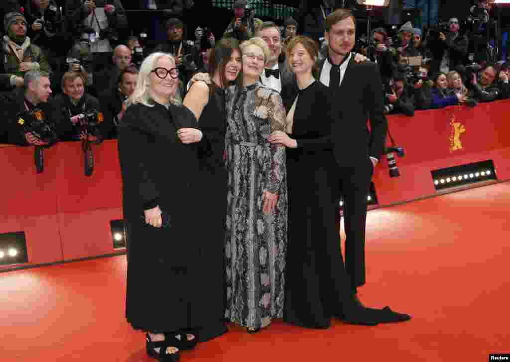 Predsjedavajuća Meryl Streep i ostali članovi žirija 66. Berlinalea.