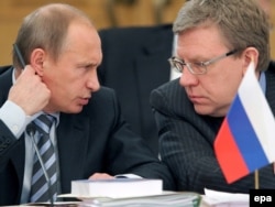 Vladimir Putin (left) and then-Finance Minister Aleksei Kudrin in June 2009.