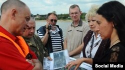 Юлия Файзрахманова (крайняя справа), чиновник Минэкологии и защитники Волги. 