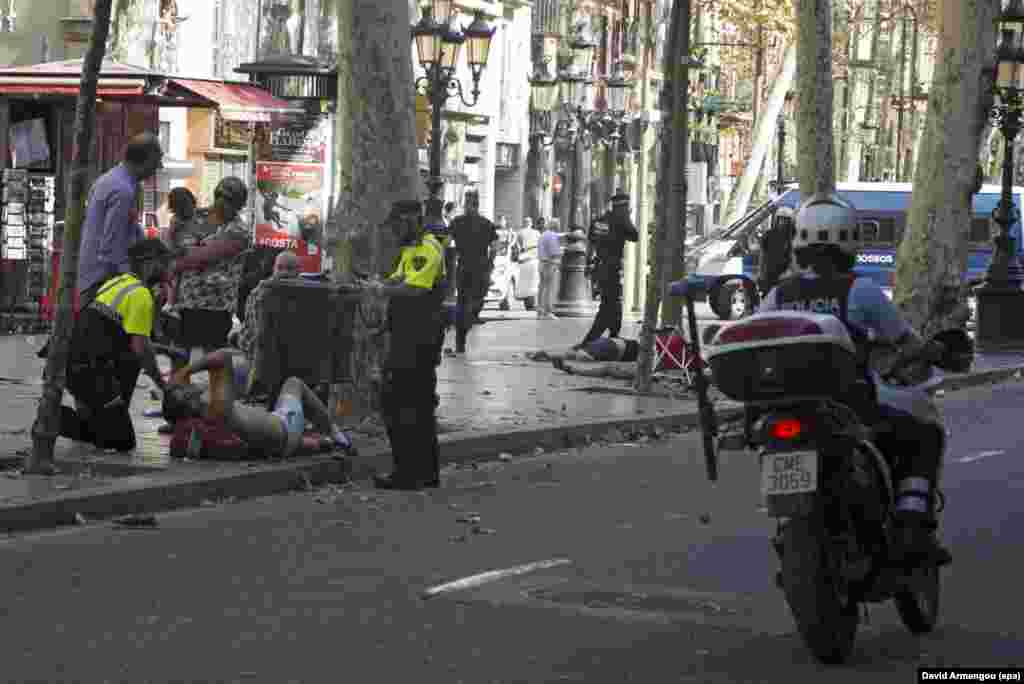 Водитель, управлявший минивэном, который врезался в прохожих на центральном бульваре Барселоны, в розыске.