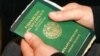 Өзбекстан азаматы паспортын ұстап отырған адам. (Көрнекі сурет.)