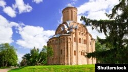 П'ятницька церква в Чернігові (Храм Св. вмч. Параскеви П'ятниці на Торгу) часів України-Русі. Побудована в кінці XII – на початку XIII століття. Нині храм Православної церкви України