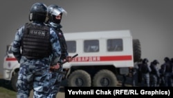 Российские силовики проводят обыски в Крыму. Коллаж