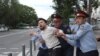 Казак полициясы Алматыдагы нааразылык акцияларынын катышуучусун кармап кетип жаткан учуру. 12-июнь, 2019-жыл. 
