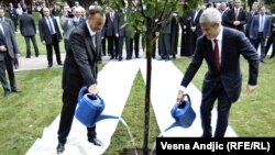 Bivši predsednik Srbije Boris Tadić i predsednik Azerbejdžana Ilham Alijev na otvaranju obnovljenog parka Tašmajdan u Beogradu, jun 2011.