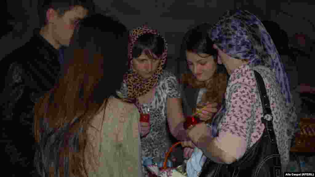 Lumina Sf&acirc;ntă a ajuns şi la enoriaşii Mitropoliei Basarabiei, la biserica mitropolitană Sf.Teodora de la Sihla, Chişinău