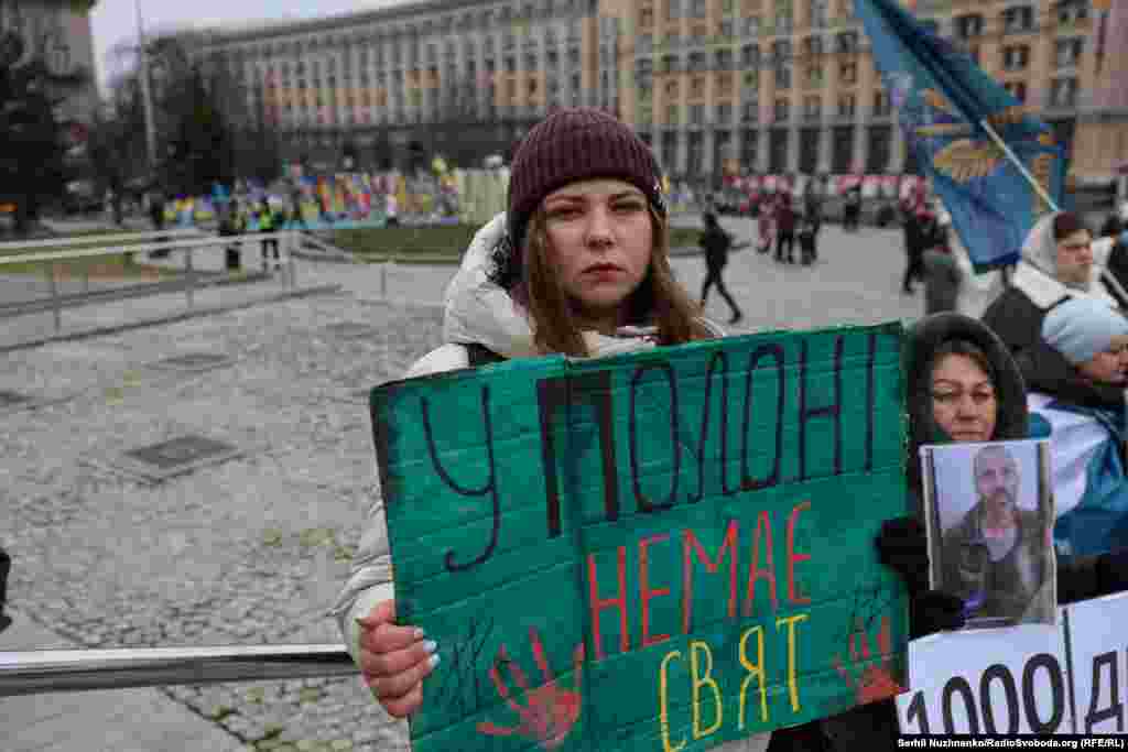 Жінка із плакатом &laquo;У полоні свят немає&raquo; під час акції на майдані Незалежності у Києві. &laquo;Там день не за 5, там день за 10. Там кожен день &ndash; це просто пекло. Як я відсидів там 900 днів, я не знаю, як вони там 1000 днів &ndash; мені страшно уявити&raquo;, &ndash; розповів Радіо Свобода звільнений з полону захисник Маріуполя, військовослужбовець 36-ї бригади морської піхоти Дмитро Селютін &nbsp;