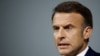 Associated Press a caracterizat drept „sumbră” apariția lui Macron în fața presei, miercuri. 