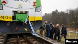 Урадавая дэлегацыя на месцы падрыву чыгункі