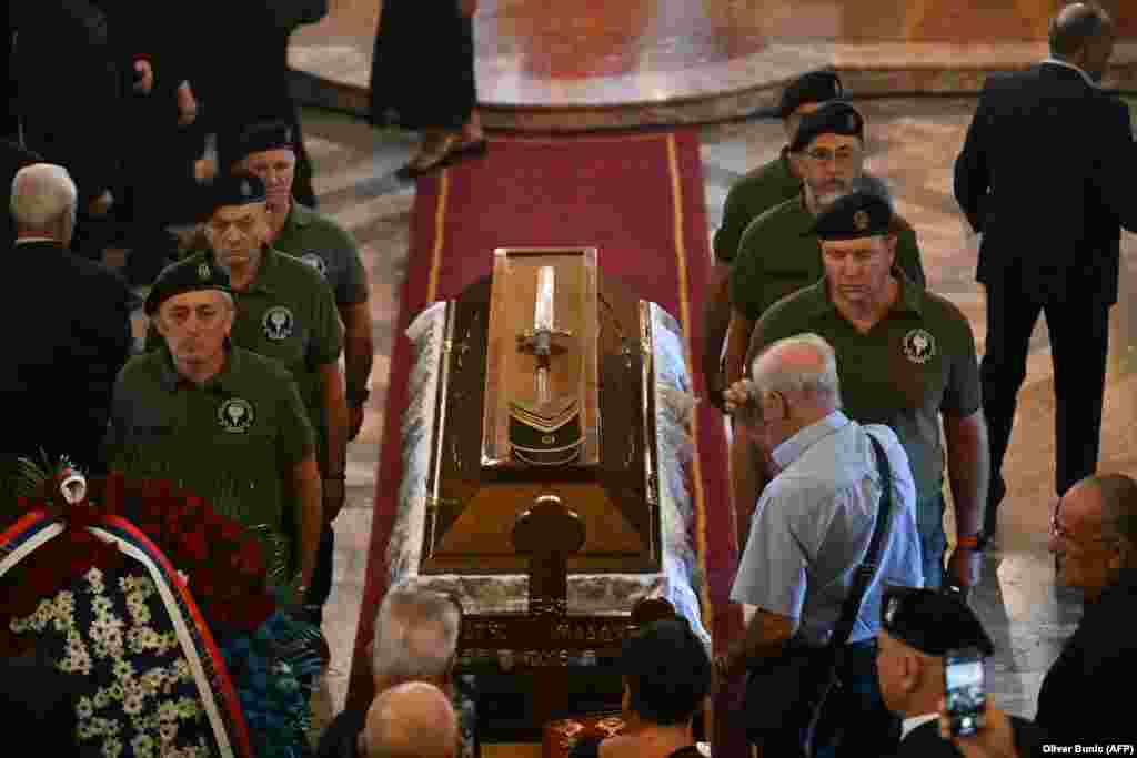 Ratko Mladić je preminuo u 85. godini 27. augusta u Hagu, gdje je izdržavao kaznu za ratne zločine, uključujući i genocid u Srebrenici, a bit će sahranjen na Topčiderskom groblju u Beogradu.