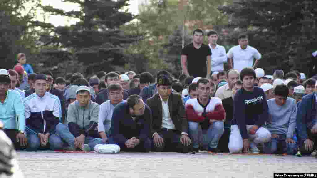 Айт намазынан кейін имамның батасын тыңдаушылар. Астана, 1 қыркүйек 2017 жыл.