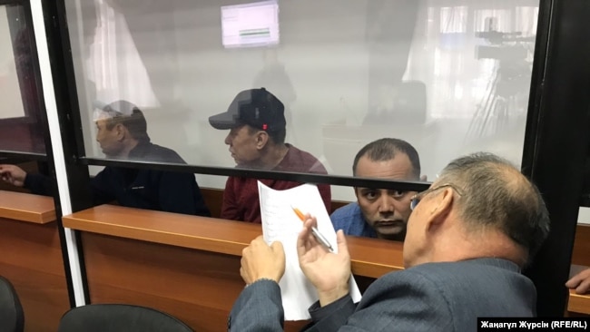 Обвиняемые по делу о пожаре в автобусе водители (слева направо) Барат Танатов, Нуржан Кыргызбаев, Максат Пернебеков и адвокат Хайрулла Алимагамбетов. Актобе, 3 сентября 2018 года.