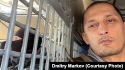 Дмитрий Марков в автозаке