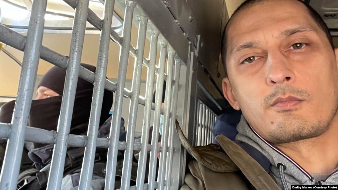 Таниқли фотосуратчи Дмитрий Марков юзлаб бошқа намойишчилар билан бирга ҳибсга олинган эди.