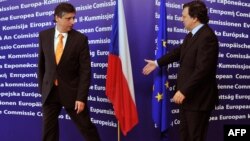 European Commission President Jose Manuel Barroso (right) welcomes Czech Prime Minister Jan Fischer to EU headquarters in Brussels on October 13.