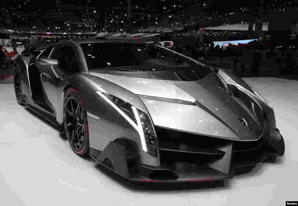 Another &quot;supercar&quot;-- the $4 million Lamborghini Veneno. The Italian company will produce just three of these cars. لامبور ګاني وېنیونو ګاډۍ چې ۴ میلیون ډالر بییه لري. د اټالییه کمپنۍ یې جوړوي