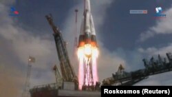 На кадре из трансляции «Роскосмоса» пуск ракеты-носителя с транспортным пилотируемым кораблем «Союз МС-16» с пусковой площадки на космодроме Байконур, 9 апреля 2020 года. 