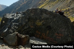 ეს მოსანიშნი ლოდი მყინვარ ჭალაადისგან რამდენიმე ათეული მეტრით არის დაშორებული. 2011 წერს ეს ლოდი მყინვარ ჭალაადისგან 32 მეტრით იყო დაშორებული. 2012 წელს მანძილი მყინვარსა და ლოდს შორის 47 მეტრამდე გაიზარდა, 2013 წელს კი 64 მეტრამდე დაგრძელდა.