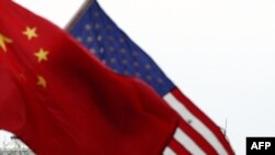 Krovu Bele kuće ukrašen sa kineskim i američkim nacionalnim zastavama u Vašingtonu, 17. januar 2011.