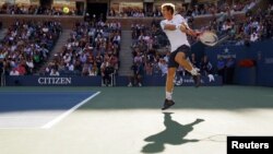 Andy Murray e kthen topin në një prej ndeshjeve kundër serbit, Novak Gjokoviq përgjat turneut US Open, 10 Shtator 2012