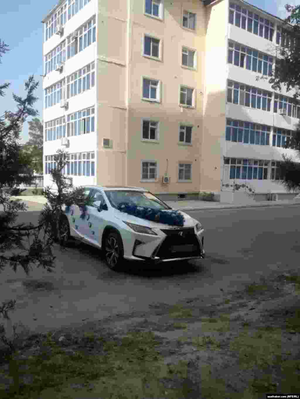 Türkmenistan. Aşgabatlylar ykdysady kynçylyklara garaman, gelnaljy maşynlaryny&nbsp; bezäp, özara ýaryşmakllaryny dowam etdirýärler. Aprel, 2020. &nbsp;