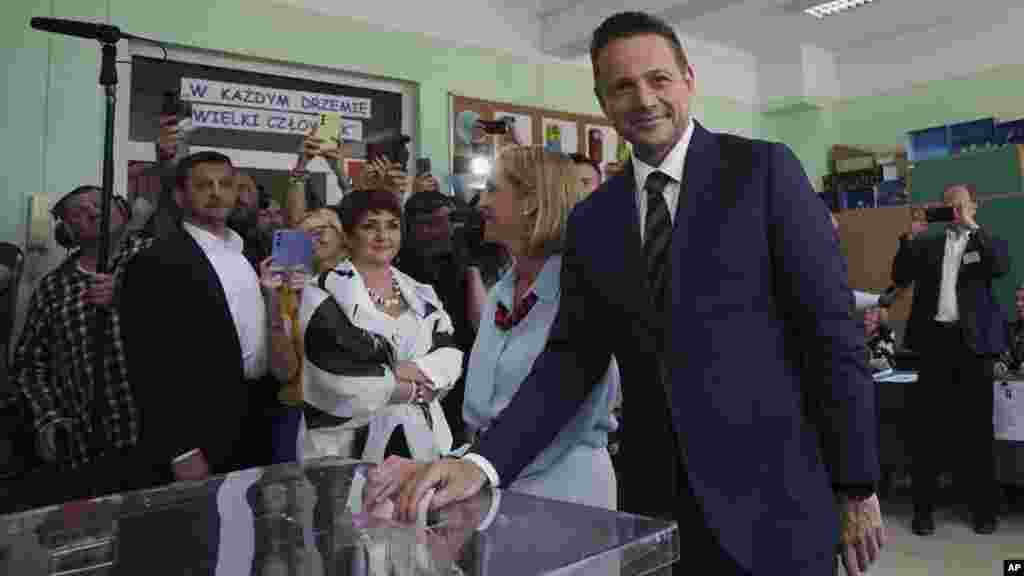 Riválisa, Rafal Trzaskowski, Varsó liberális polgármestere, a Donald Tusk vezette kormány szövetségese 49,11%-ot kapott. A képen Trzaskowski adja le szavazatát a lengyel elnökválasztás második fordulóján
