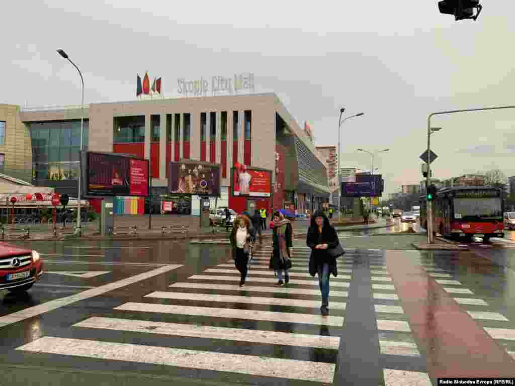 И улиците околу трговскиот центар пуштени за возила.