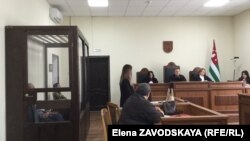 Суд объявил перерыв, но по его окончании заседание не было продолжено из-за ухудшения самочувствия подсудимого