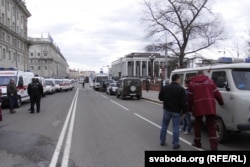 Мэдыкі і сілавікі каля месца выбуху неўзабаве пасьля тэракту, 11 красавіка 2011 году