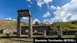 Руины античного Пантикапея на горе Митридат в Керчи, октябрь 2015 года