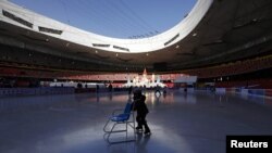 Пекиндегі Олимпия стадионында сырғанап жүрген бала. (Көрнекі сурет).